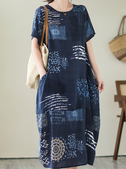 Vestido largo com estampado total e bolso, modelo casual de manga curta e gola redonda. Roupa feminina.