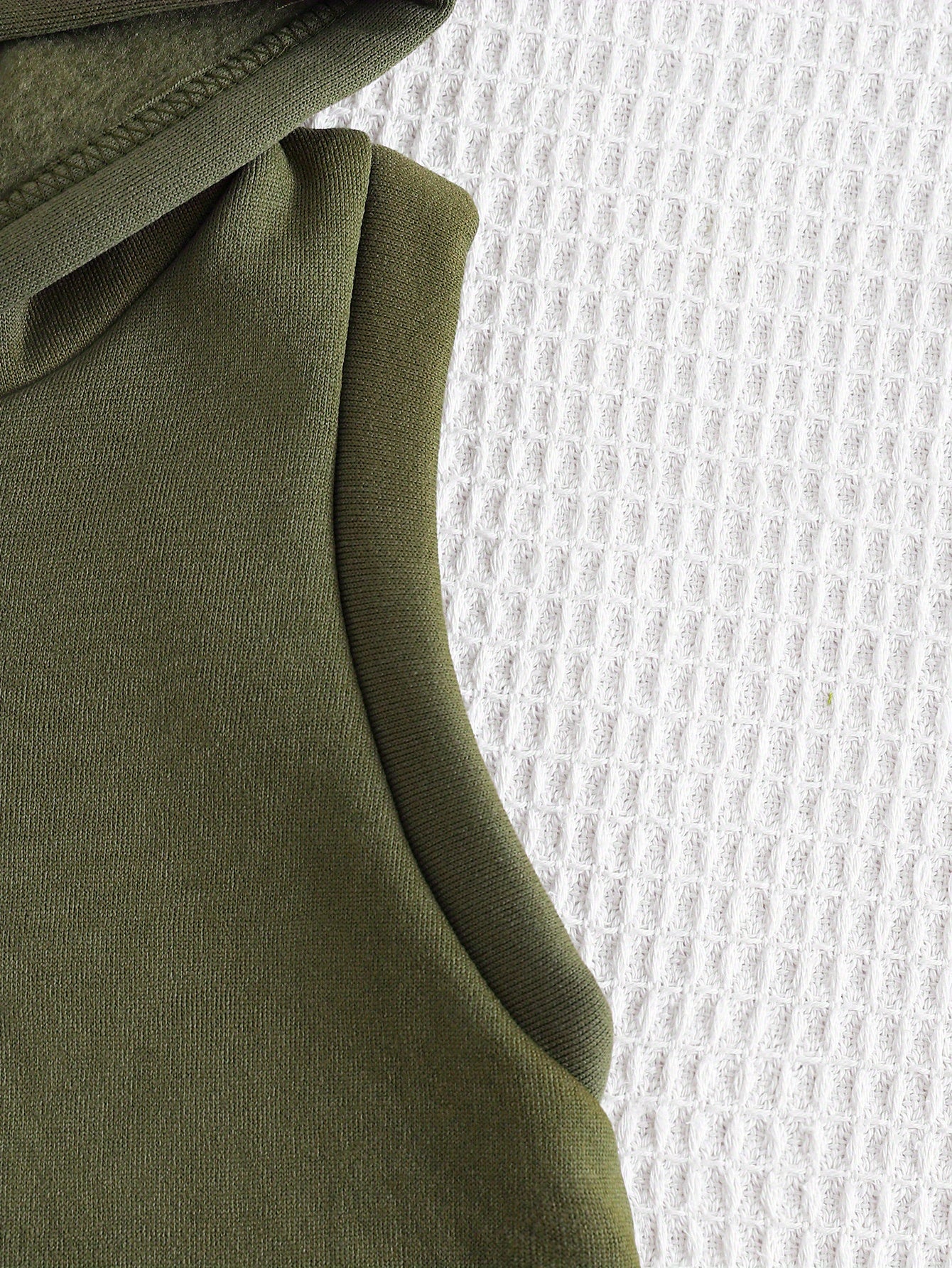 Boys' Autumn/Winter New Three-Piece Set with Mickey Mouse Classic Cartoon Print Long-Sleeve Round Neck Hoodie and Zip-Up Sleeveless Top, Matching Printed Sweatpants - Fleece-Lined Thickened Warm Comfortable Outfit for Parties