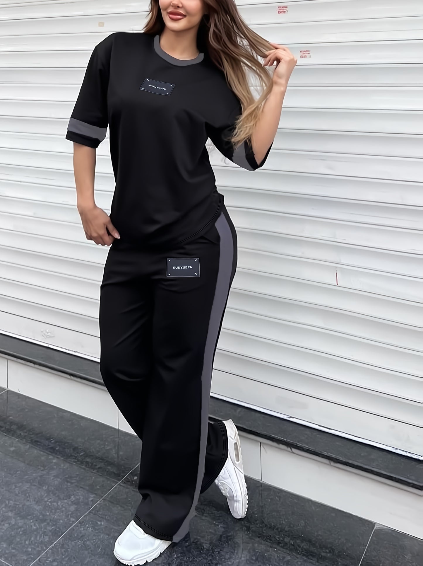 Tendência de moda outono: Conjunto de duas peças para menina composto por t-shirt de manga curta com gola redonda e blocos de cor + calças direitas casuais com cintura elástica e corte largo.