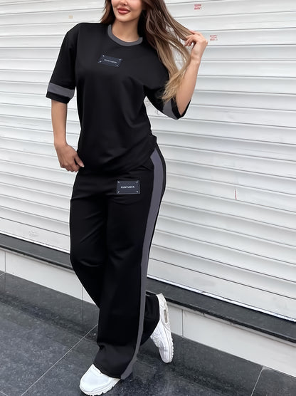 Tendência de moda outono: Conjunto de duas peças para menina composto por t-shirt de manga curta com gola redonda e blocos de cor + calças direitas casuais com cintura elástica e corte largo.