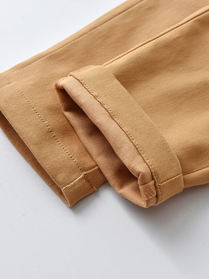 Conjunto de menino estilo cavalheiro, composto por camisa de manga comprida aos quadrados com botões e gravata borboleta, e calças com suspensórios. Ideal para uso diário e em atividades ao ar livre.