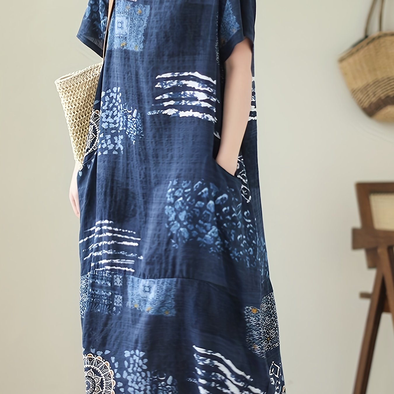 Vestido largo com estampado total e bolso, modelo casual de manga curta e gola redonda. Roupa feminina.