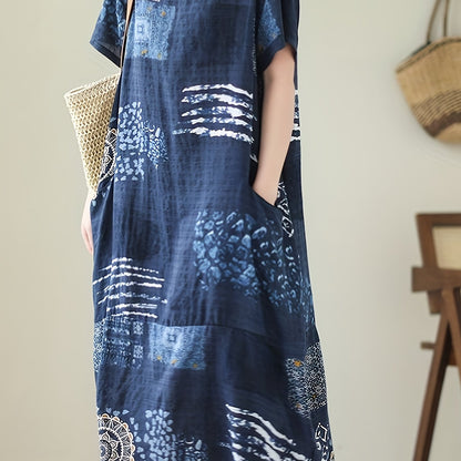 Vestido largo com estampado total e bolso, modelo casual de manga curta e gola redonda. Roupa feminina.