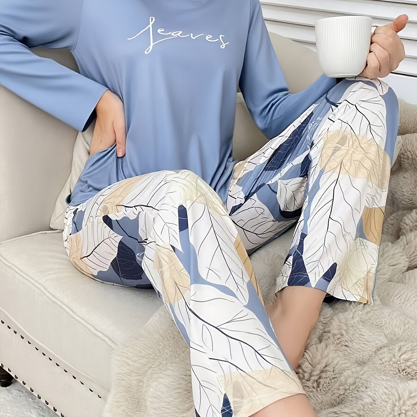 Conjunto de pijama casual, versátil e elegante para mulher com estampado de letras, blusa de manga comprida com gola redonda e calças com estampado floral para o outono e inverno.