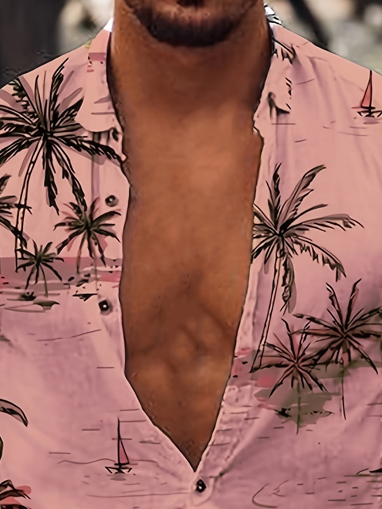 Camisa de homem de manga curta com estampado de coqueiros, ideal para o dia a dia em resorts e para a praia.