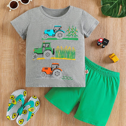 Conjunto de menino casual com estampado de tratores, composto por t-shirt de gola redonda e calções. Ideal para o dia a dia e para atividades ao ar livre.