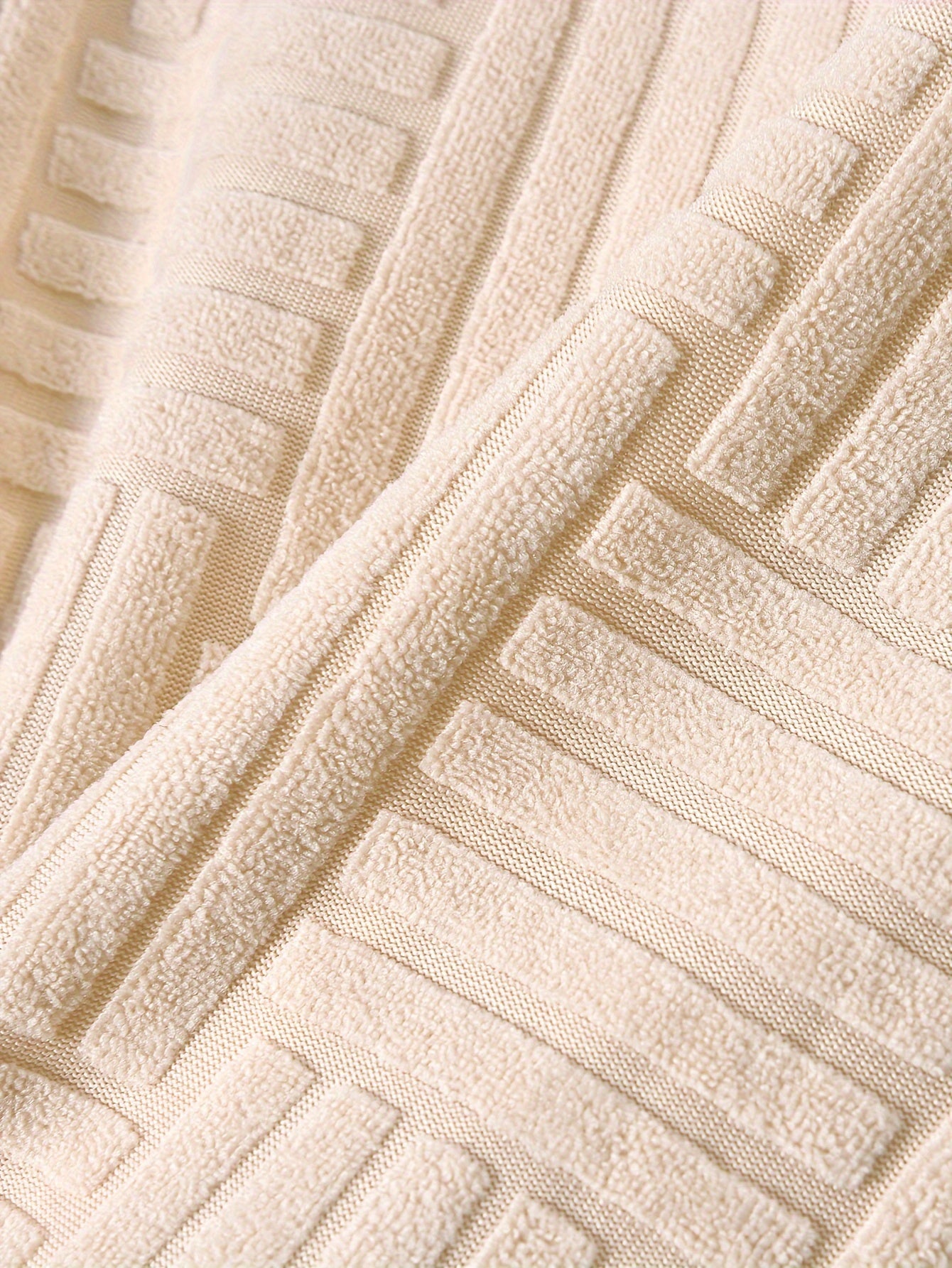 Conjunto de duas peças para menino, composto por t-shirt de manga curta com gola redonda e calções casuais, perfeito para atividades ao ar livre.