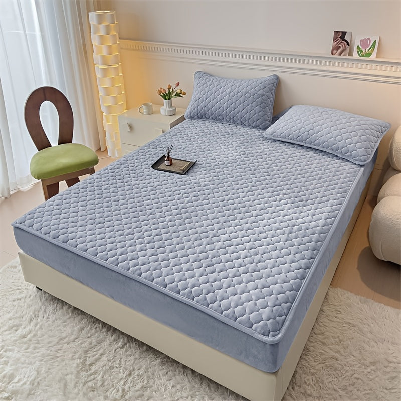 3pcs Soft And Comfortable Milk Velvet Fitted Sheet And Pillowcase Set, Sandwich Thickened Fitted Sheet And Pillowcase Set, Good Warmth Effect, Fitted Sheet Height 30Cm, Quilted Style Fitted Sheet, Suitable for Bedroom And Gue