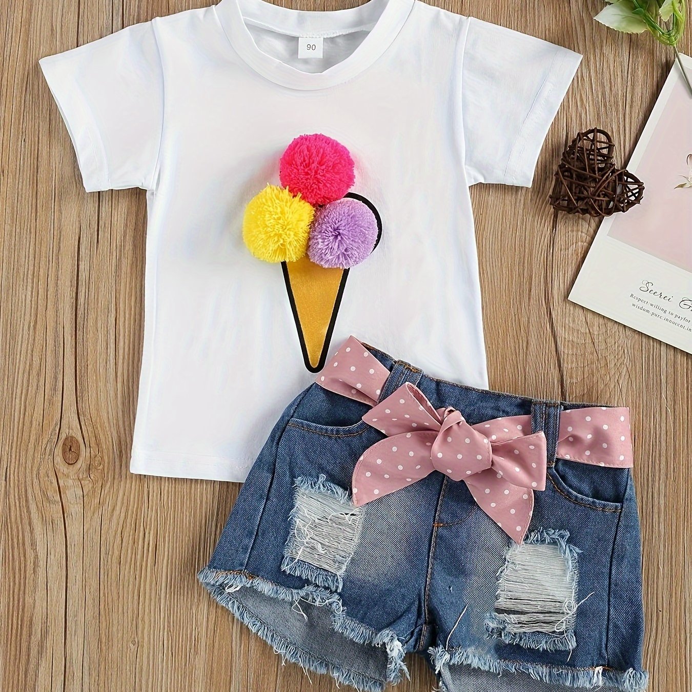 Conjunto adorável para menina com t-shirt de manga curta estampada com gelado e calções de ganga rasgados com detalhe de laço rosa - Roupa de verão elástica e respirável para uso casual, perfeita para atividades ao ar livre.