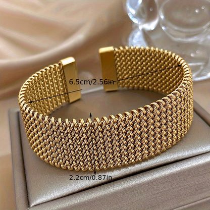 Nova bracelete moderna em aço inoxidável entrançado com um toque dourado. Acessório elegante num tom dourado versátil.