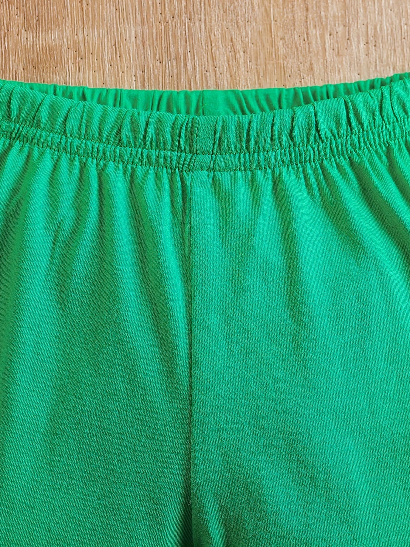 Conjunto de menino casual com estampado de tratores, composto por t-shirt de gola redonda e calções. Ideal para o dia a dia e para atividades ao ar livre.