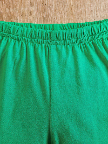 Conjunto de menino casual com estampado de tratores, composto por t-shirt de gola redonda e calções. Ideal para o dia a dia e para atividades ao ar livre.