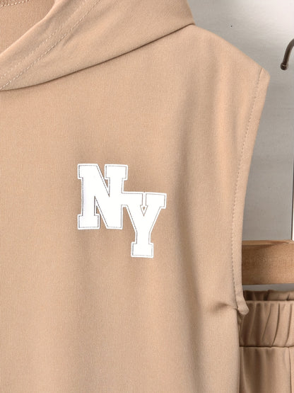 Conjunto elegante de t-shirt de manga curta com estampado de letras e calções para menino, ideal para atividades ao ar livre.