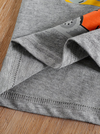 Conjunto de menino casual com estampado de tratores, composto por t-shirt de gola redonda e calções. Ideal para o dia a dia e para atividades ao ar livre.