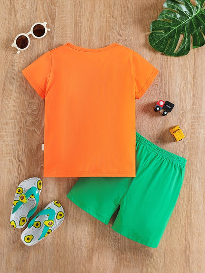 Conjunto de menino casual com estampado de tratores, composto por t-shirt de gola redonda e calções. Ideal para o dia a dia e para atividades ao ar livre.