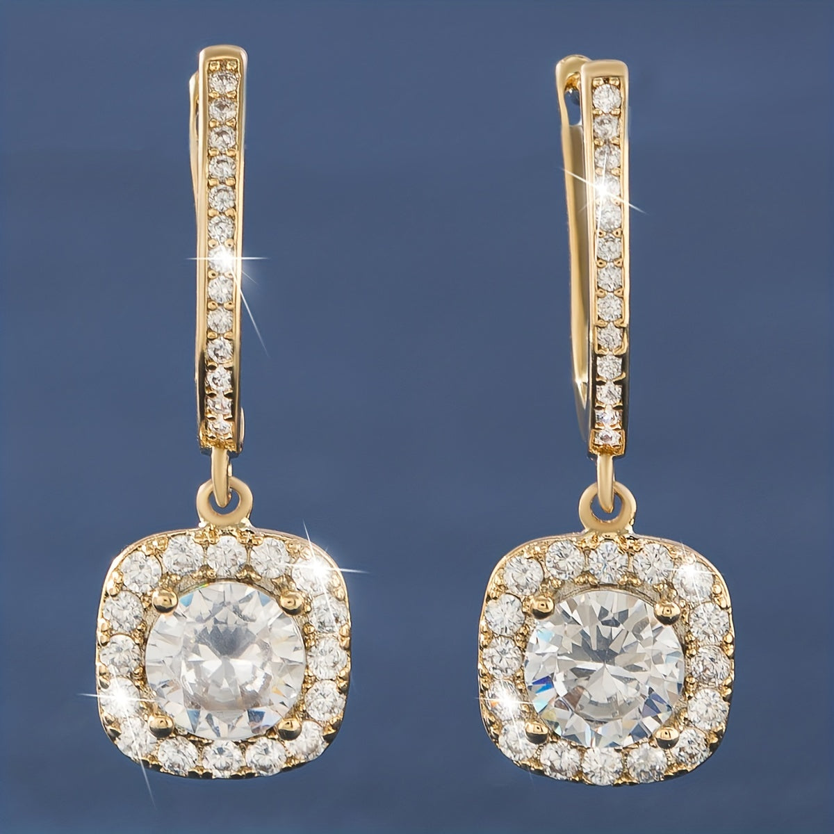 Brincos pendentes de luxo com decoração quadrada de zircónias brilhantes, banhados a ouro 14K e em cobre. Uma joia requintada para presente feminino.