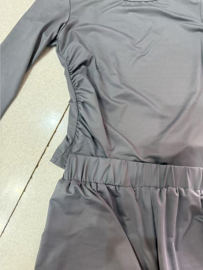 Conjunto de calças largas e corte descontraído para um look moderno e despojado em casa.