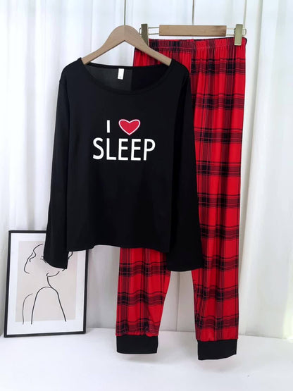 Conjunto de pijama para menina para o outono e inverno com mangas compridas, calças e estampado xadrez de corações e letras em estilo cartoon.