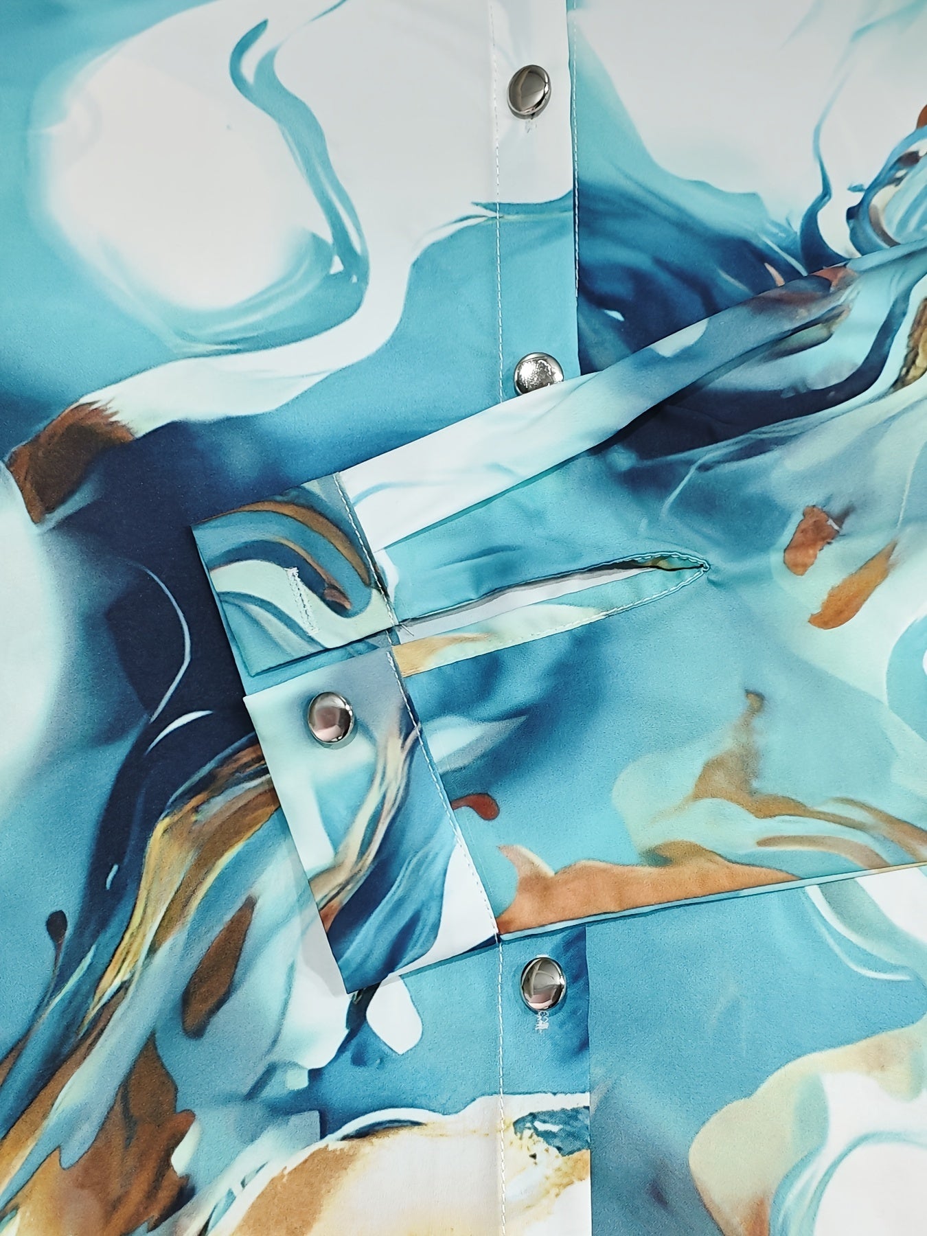 Blusa de menina com estampado em toda a peça, gola de lapela, fecho frontal com botões e mangas compridas. Ideal para a primavera e outono.