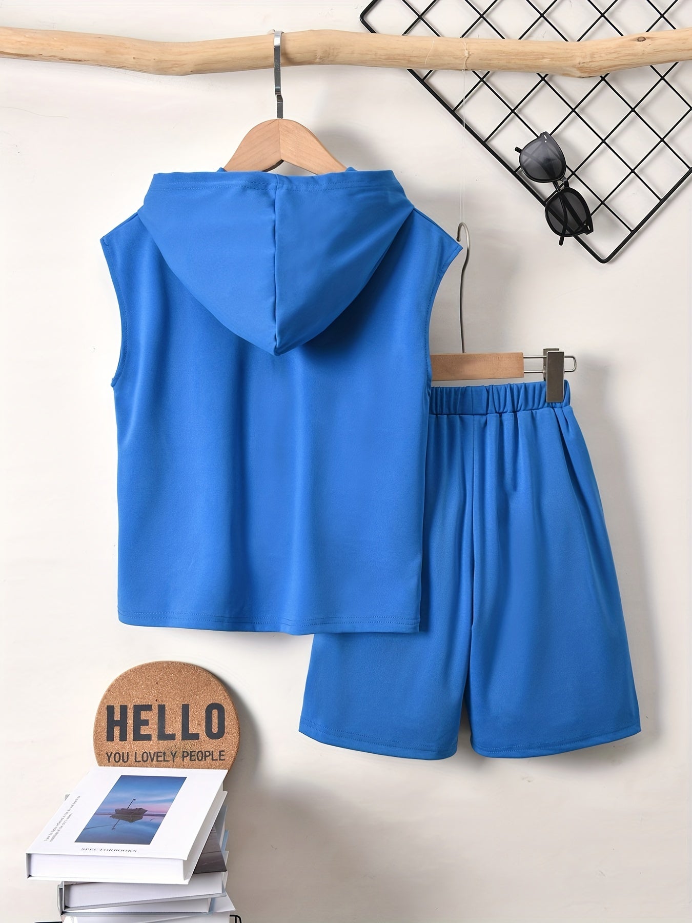 Conjunto elegante de t-shirt de manga curta com estampado de letras e calções para menino, ideal para atividades ao ar livre.