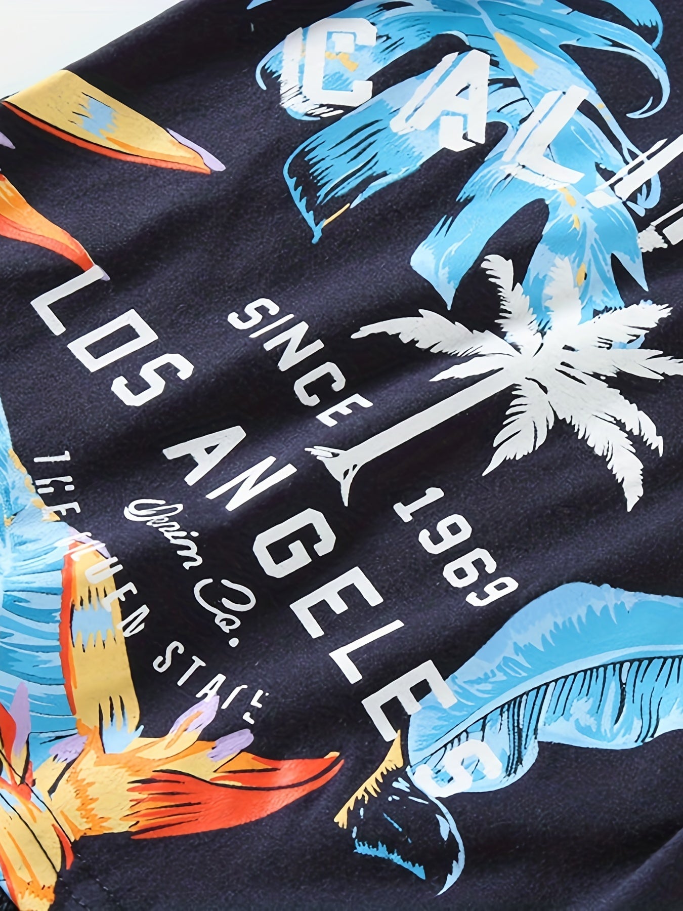 Conjunto de verão para criança com estampado de folhas da Califórnia, composto por t-shirt de gola redonda e calções.