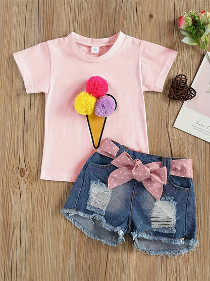 Conjunto adorável para menina com t-shirt de manga curta estampada com gelado e calções de ganga rasgados com detalhe de laço rosa - Roupa de verão elástica e respirável para uso casual, perfeita para atividades ao ar livre.