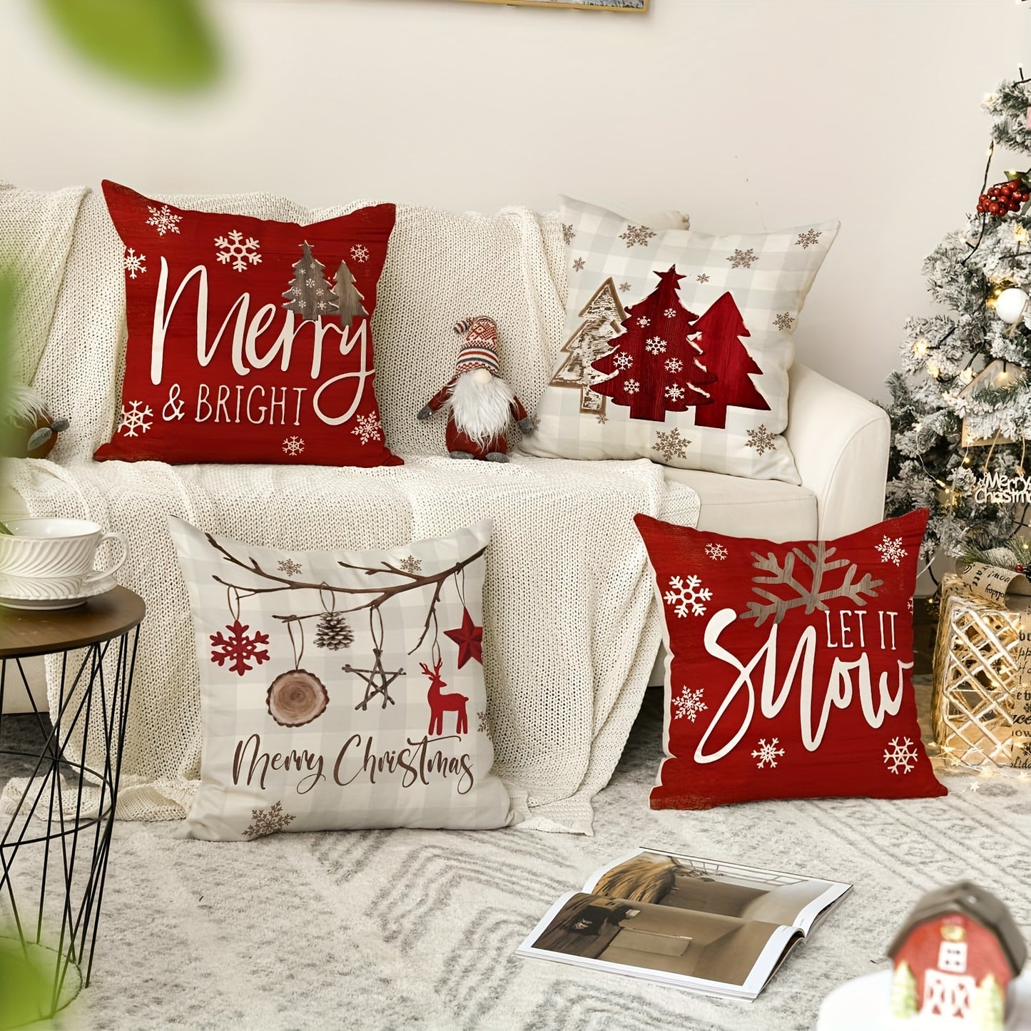 Conjunto de 4 capas de almofada Merry &amp; Bright Christmas Let It Snow com estampado xadrez buffalo e flocos de neve, além de árvores de Natal vermelhas para decoração de sofás e cadeirão.