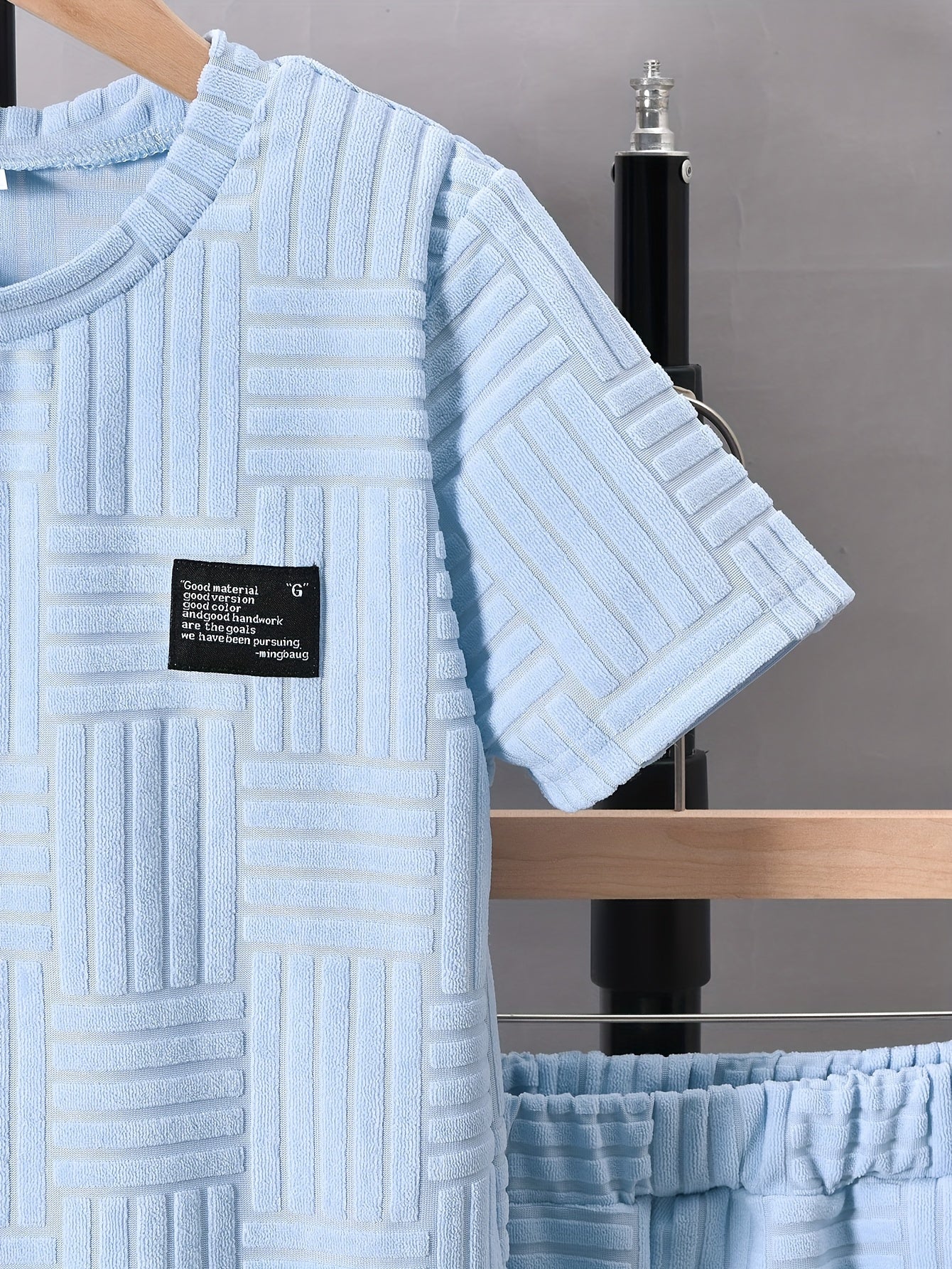 Conjunto de duas peças para menino, composto por t-shirt de manga curta com gola redonda e calções casuais, perfeito para atividades ao ar livre.