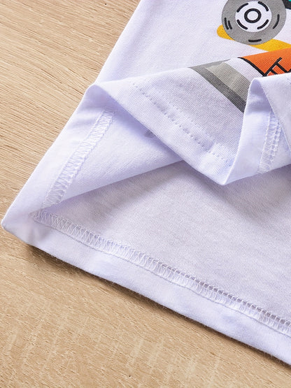 Conjunto de menino casual com estampado de tratores, composto por t-shirt de gola redonda e calções. Ideal para o dia a dia e para atividades ao ar livre.