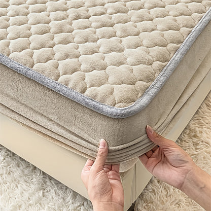 3pcs Soft And Comfortable Milk Velvet Fitted Sheet And Pillowcase Set, Sandwich Thickened Fitted Sheet And Pillowcase Set, Good Warmth Effect, Fitted Sheet Height 30Cm, Quilted Style Fitted Sheet, Suitable for Bedroom And Gue