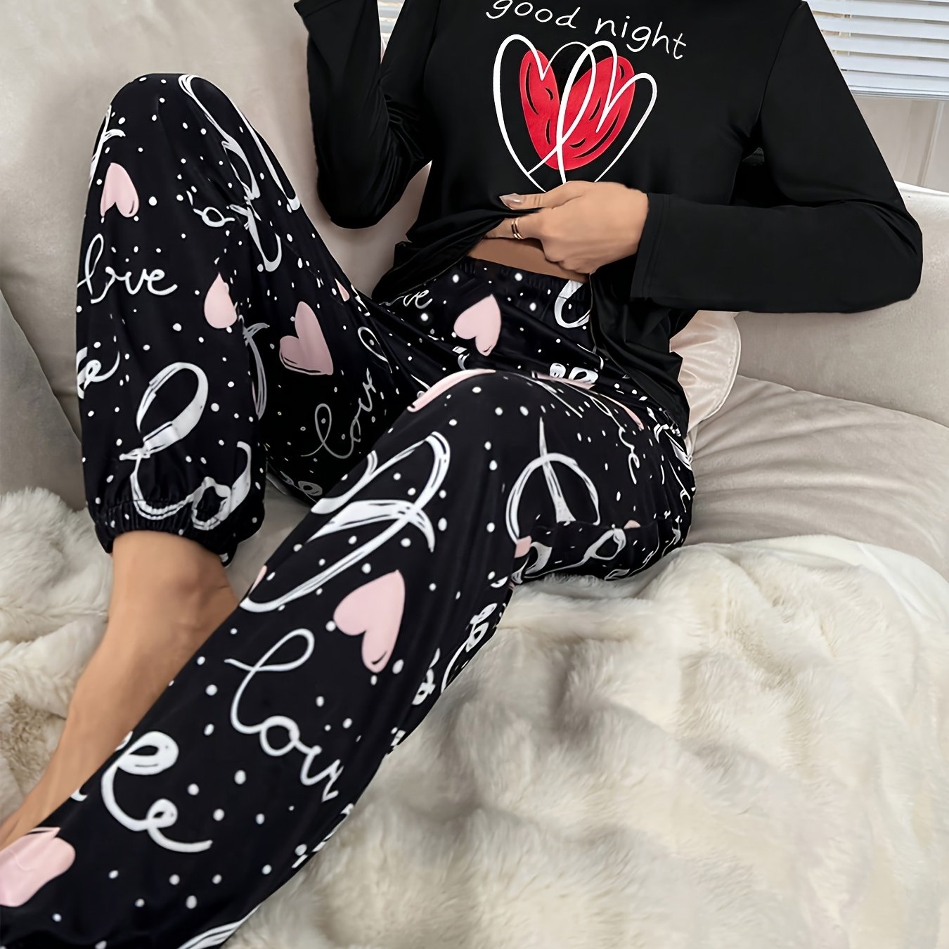 Conjunto de pijama para menina para o outono e inverno com mangas compridas, calças e estampado fofo de corações com letras em estilo cartoon. Ideal para relaxar em casa em todas as estações.