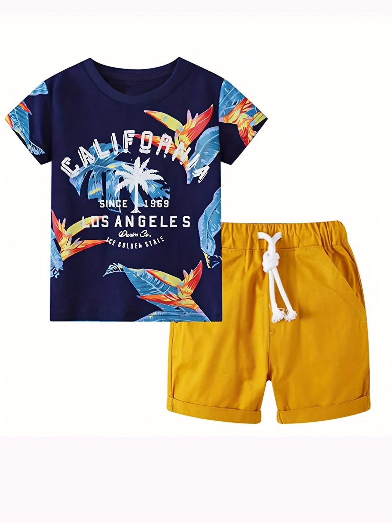 Conjunto de verão para criança com estampado de folhas da Califórnia, composto por t-shirt de gola redonda e calções.