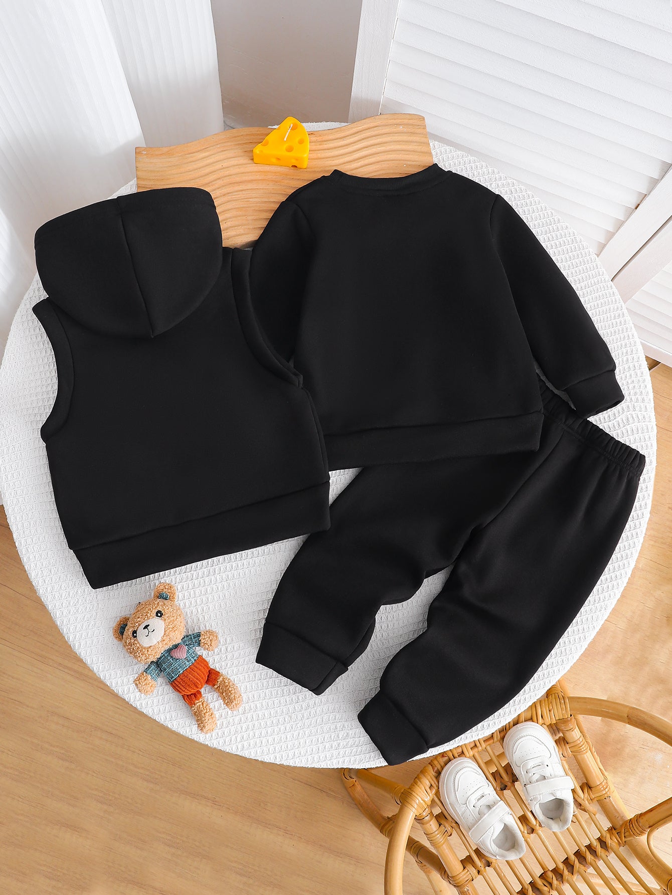 Boys' Autumn/Winter New Three-Piece Set with Mickey Mouse Classic Cartoon Print Long-Sleeve Round Neck Hoodie and Zip-Up Sleeveless Top, Matching Printed Sweatpants - Fleece-Lined Thickened Warm Comfortable Outfit for Parties