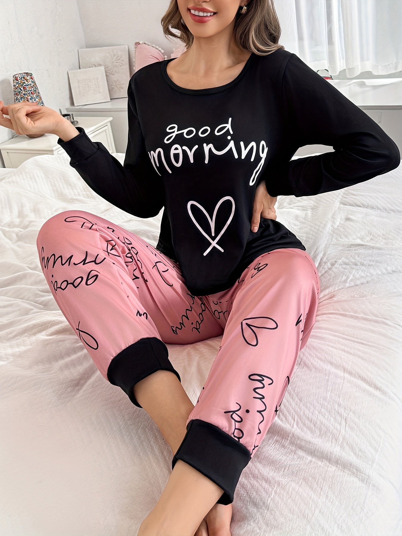 Conjunto casual para mulher para usar em casa, em todas as estações, com blusa de manga comprida com estampado de letras e corações em estilo cartoon, gola redonda e detalhes em patchwork.