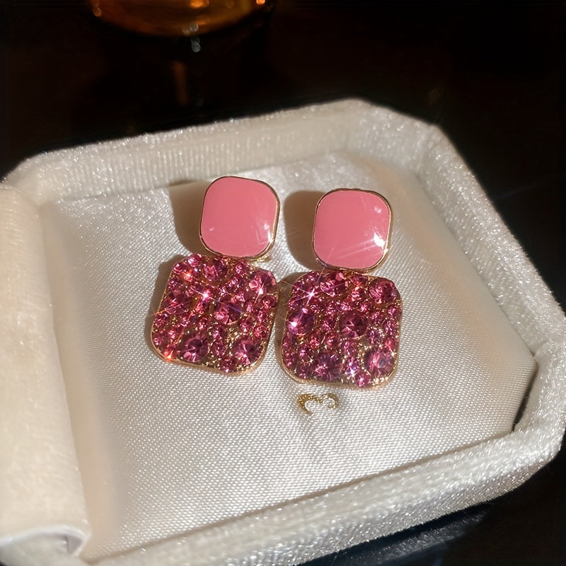 Brincos pendentes quadrados com decoração brilhante de strass, estilo luxuoso e elegante, em liga metálica, perfeitos para festas e banquetes.