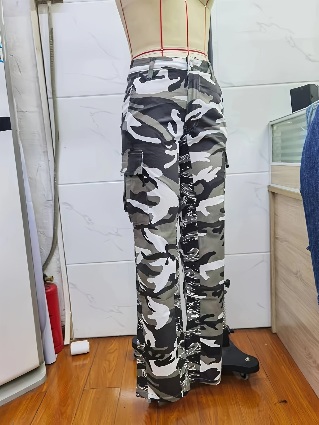 Calças de ganga cargo direitas de cintura subida com estampado camuflado, tecido médio elástico, bolso lateral com pala, cintura subida, calças de ganga femininas e roupa.