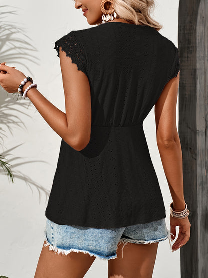 Elegante blusa branca com decote em V e detalhes em renda e ilhós - Manga curta, textura de crochet, perfeita para o verão, moda feminina, look casual de verão | Blusa com detalhes em renda | Textura de crochê