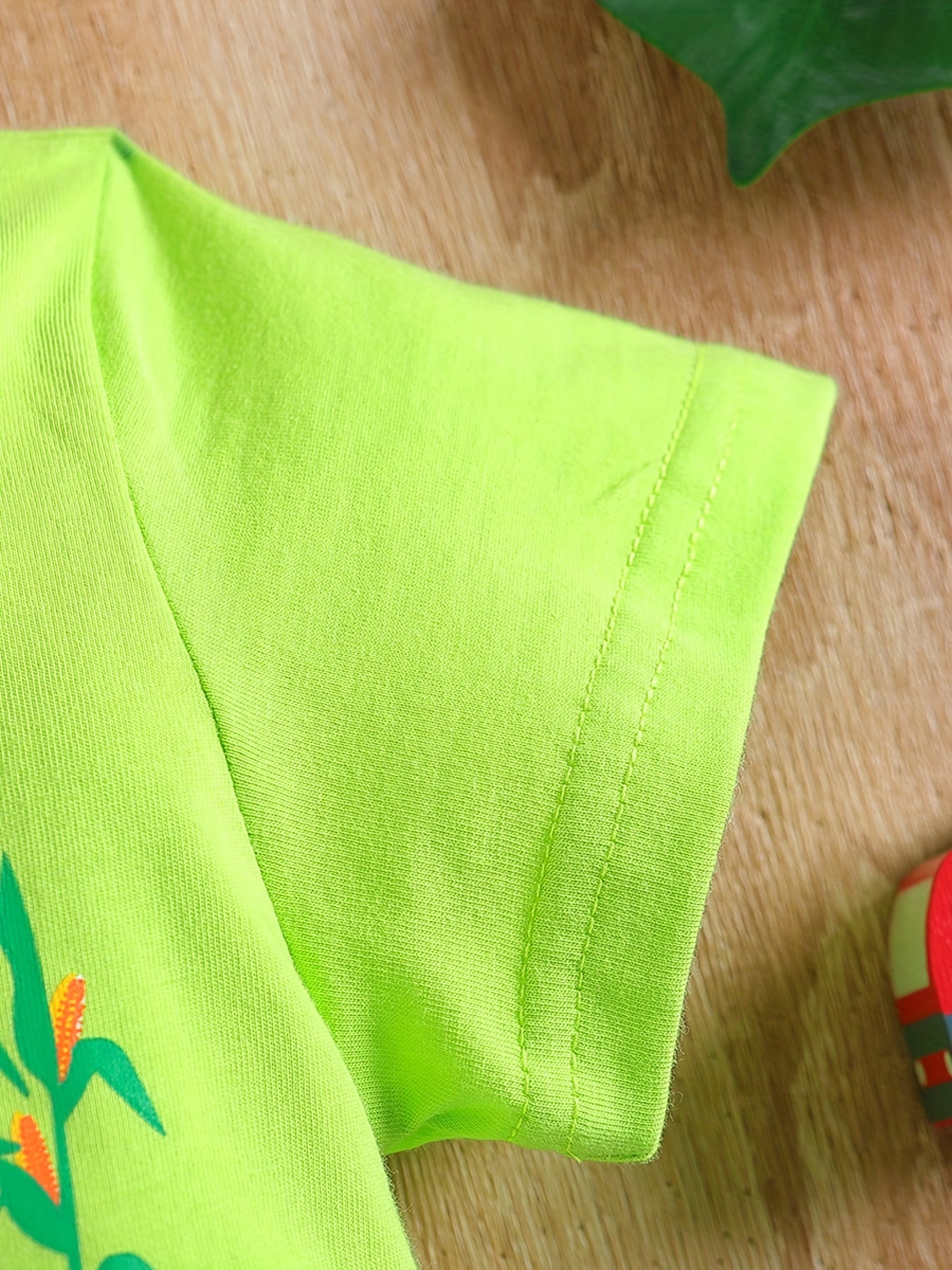 Conjunto de menino casual com estampado de tratores, composto por t-shirt de gola redonda e calções. Ideal para o dia a dia e para atividades ao ar livre.