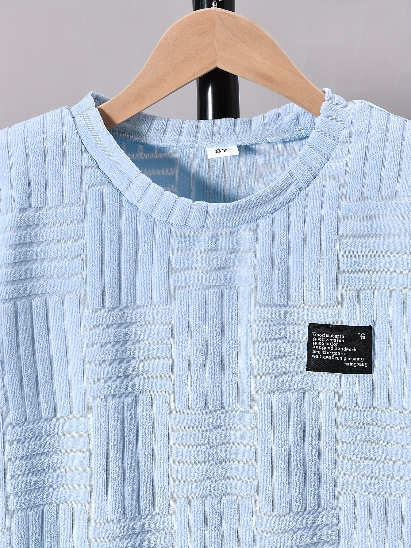 Conjunto de duas peças para menino, composto por t-shirt de manga curta com gola redonda e calções casuais, perfeito para atividades ao ar livre.