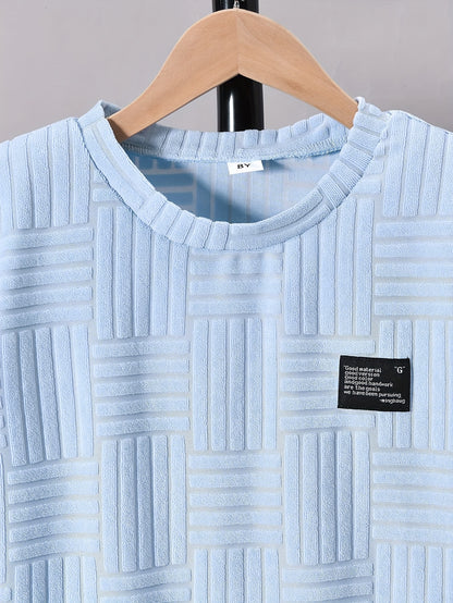 Conjunto de duas peças para menino, composto por t-shirt de manga curta com gola redonda e calções casuais, perfeito para atividades ao ar livre.