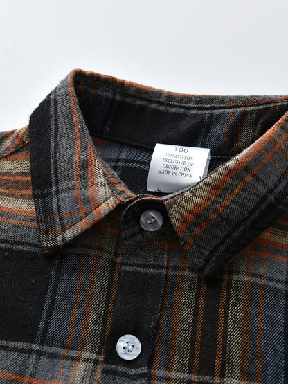 Conjunto de menino estilo cavalheiro, composto por camisa de manga comprida aos quadrados com botões e gravata borboleta, e calças com suspensórios. Ideal para uso diário e em atividades ao ar livre.