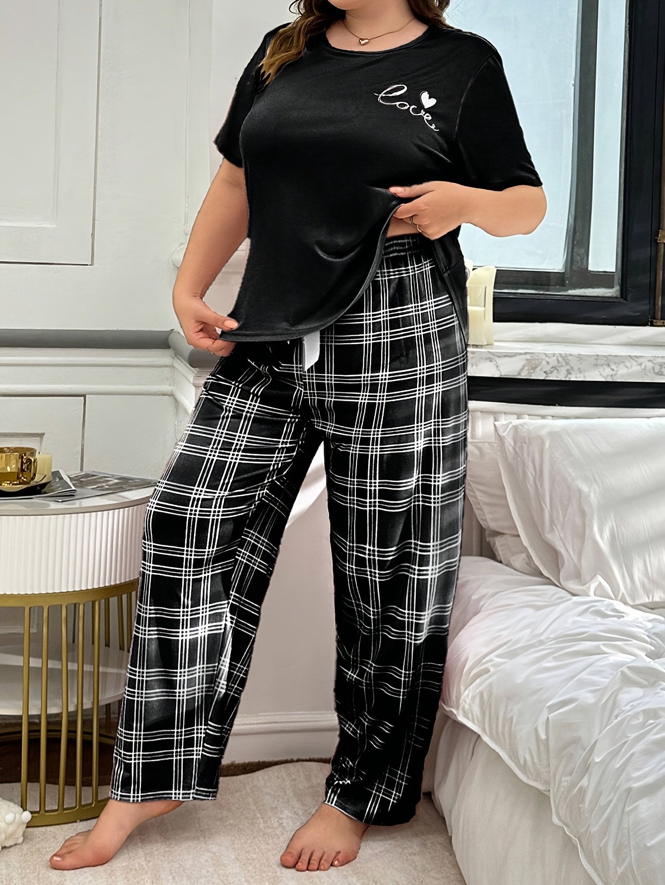 Women's Plus Size 2pcs Pajama Set - Oversized Round Neck Short-Sleeve Nightgown & Plaid Pants with Heart Print, Soft Polyester Blend All-Season Sleepwear, Machine Washable Cozy Lounge Set in Black/White (Casual Elegant Pajama