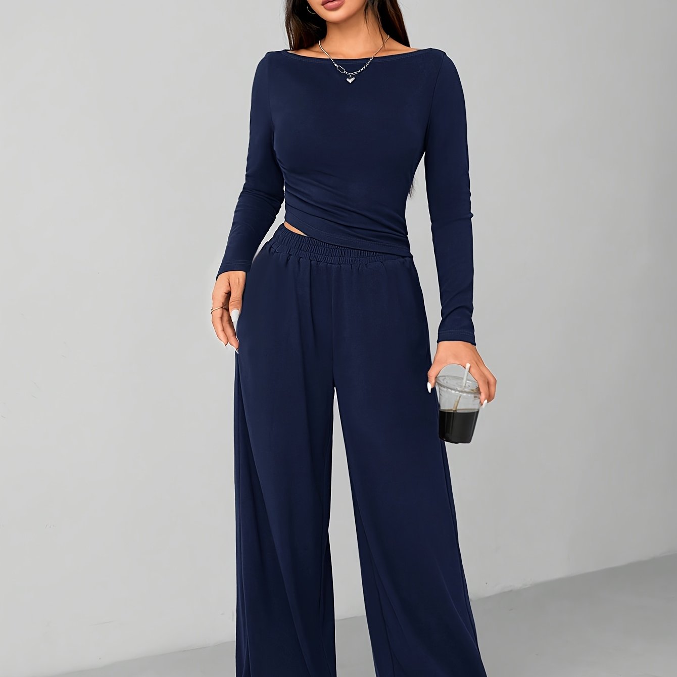 Conjunto de calças largas e corte descontraído para um look moderno e despojado em casa.