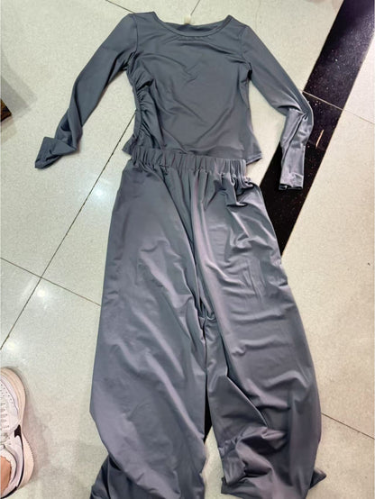 Conjunto de calças largas e corte descontraído para um look moderno e despojado em casa.