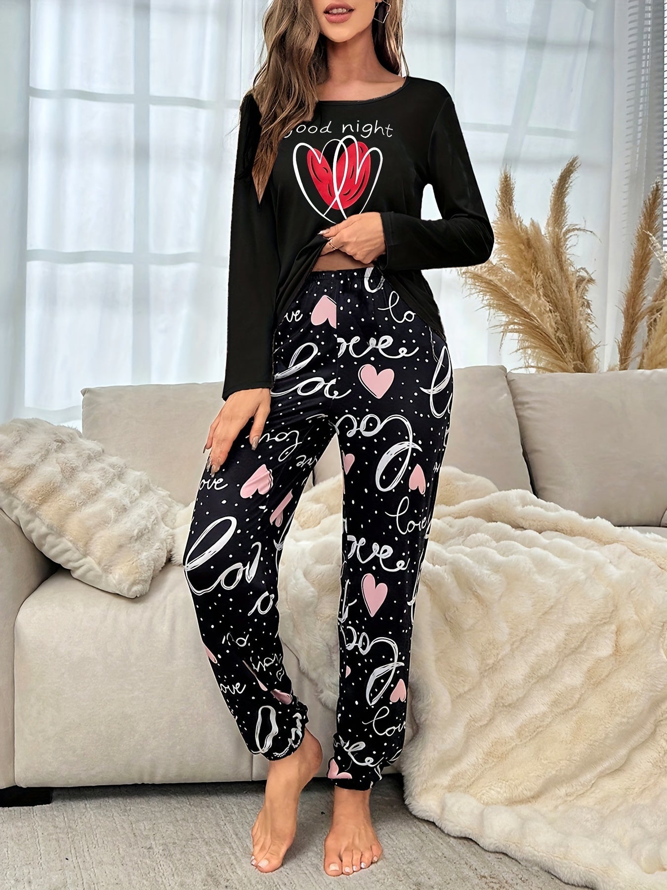 Conjunto de pijama para menina para o outono e inverno com mangas compridas, calças e estampado fofo de corações com letras em estilo cartoon. Ideal para relaxar em casa em todas as estações.