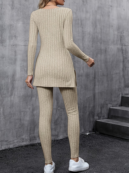 Conjunto de duas peças canelado com abertura lateral, composto por t-shirt de manga comprida e calças, para uso casual. Roupa feminina.