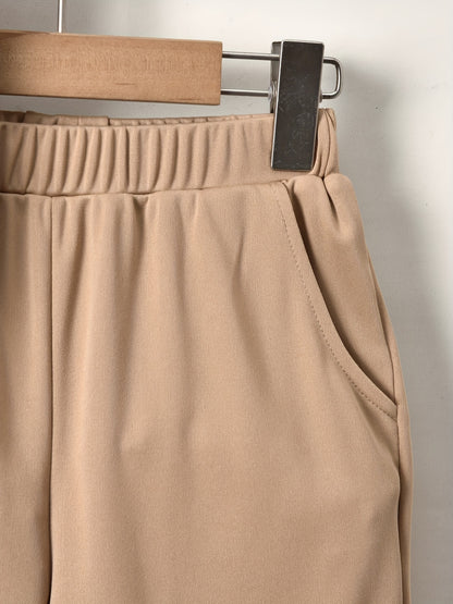 Conjunto elegante de t-shirt de manga curta com estampado de letras e calções para menino, ideal para atividades ao ar livre.