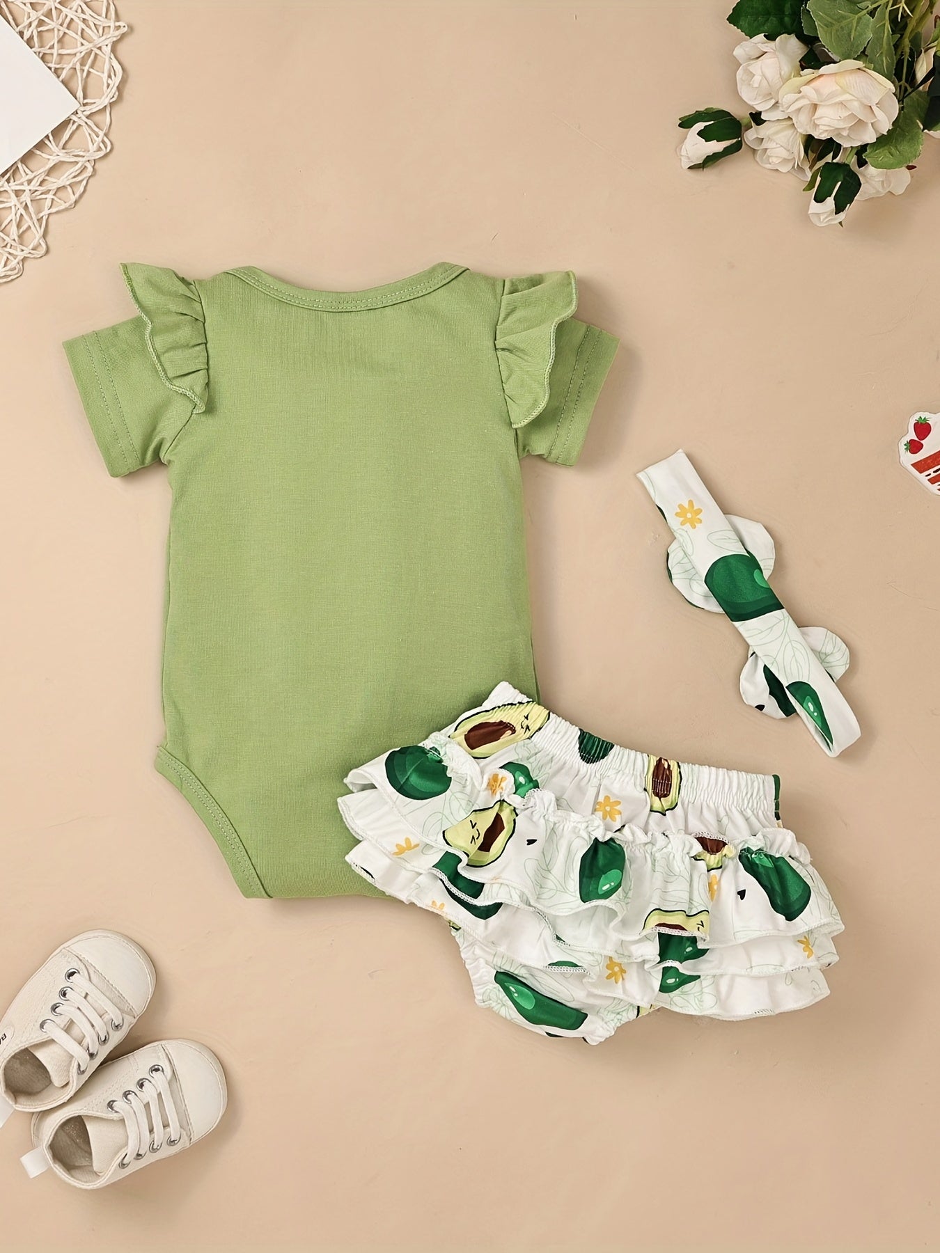 Conjunto de Roupa Infantil para Bebé Menina com Estampado de Abacate: Macacão, Calções e Fita para o Cabelo - 3 Peças - Ideal para o Verão e Atividades ao Ar Livre