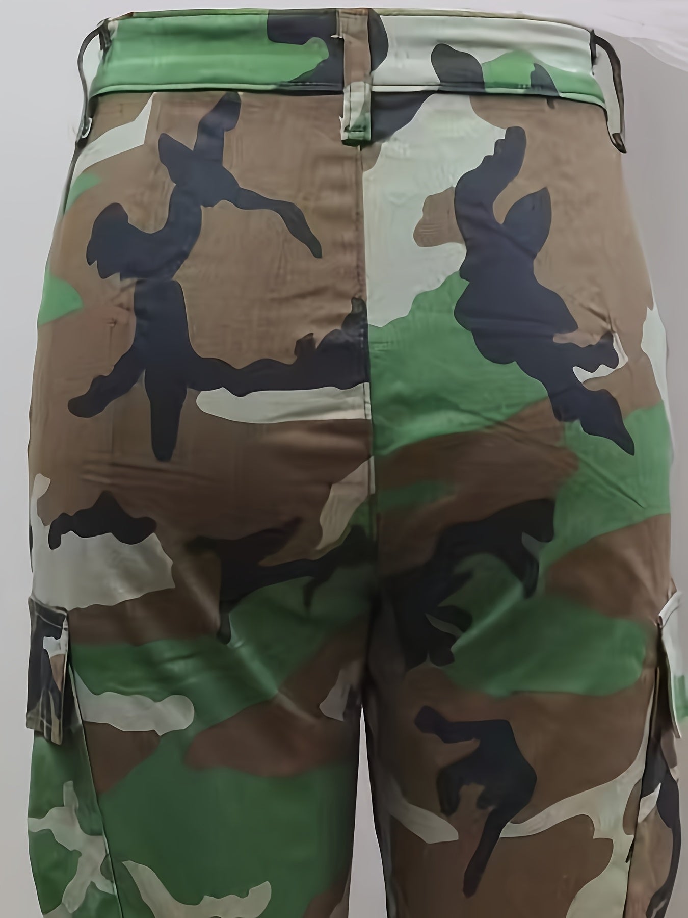 Calças de ganga cargo direitas de cintura subida com estampado camuflado, tecido médio elástico, bolso lateral com pala, cintura subida, calças de ganga femininas e roupa.