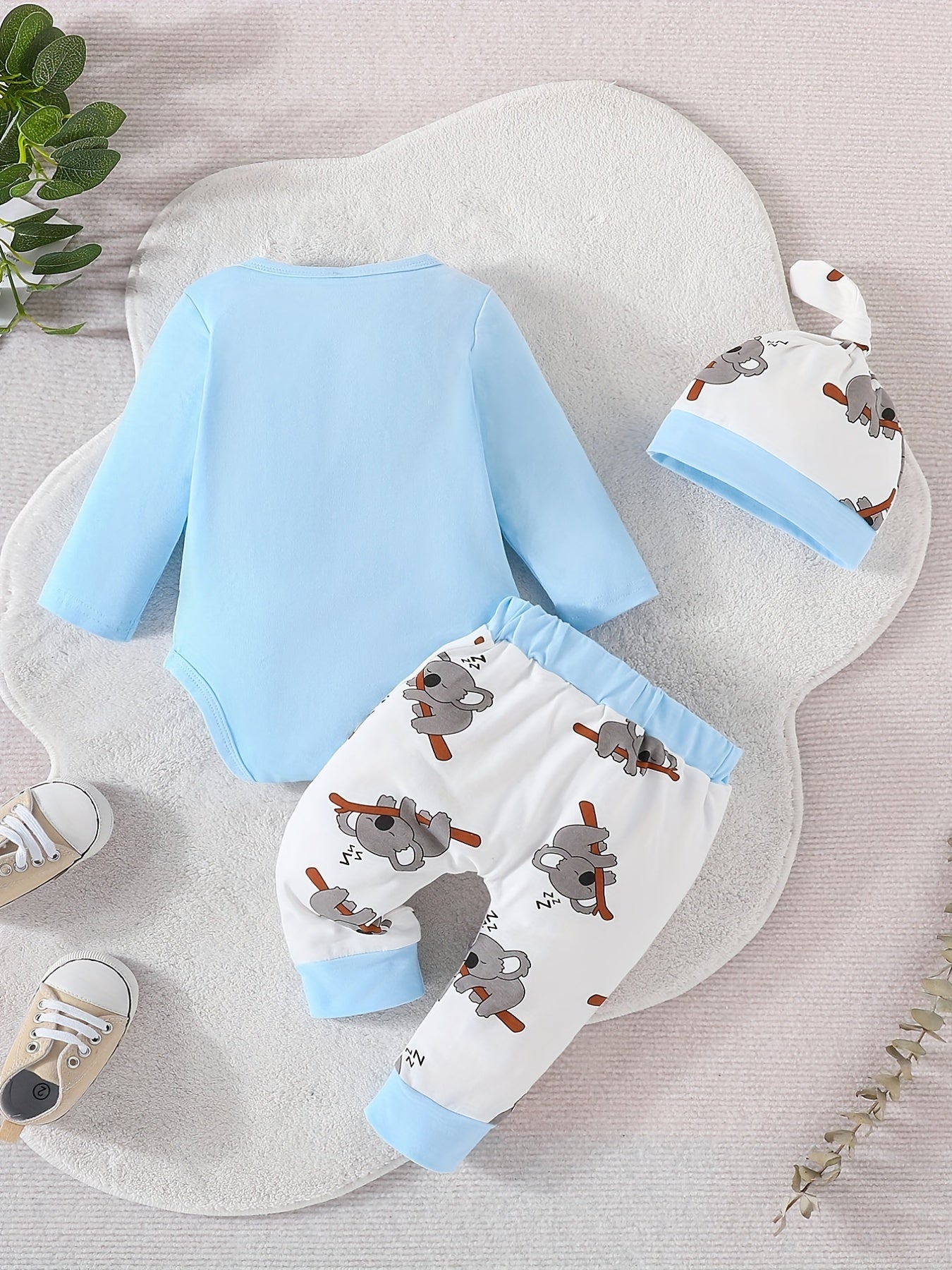 Conjunto de body de manga comprida, calças e gorro para bebé menino em algodão com estampado de coala a dormir super giro. Roupa para recém-nascido.